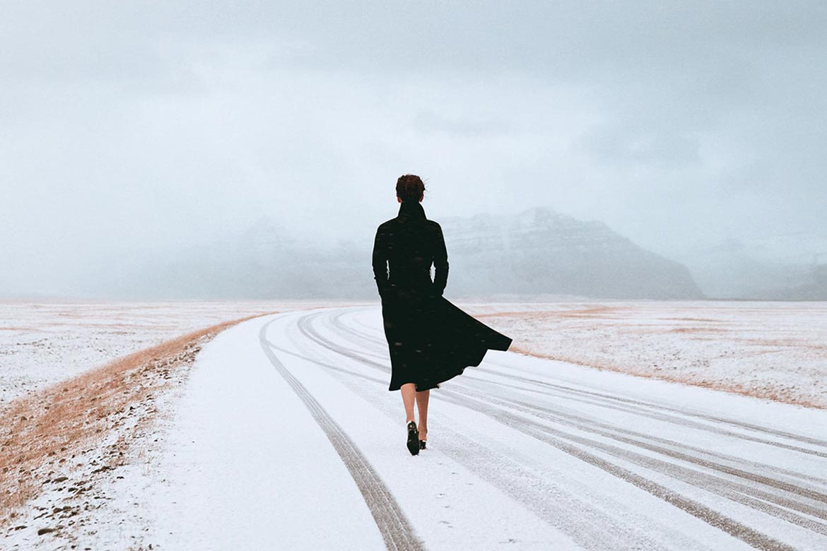 Жена гуляет по ИКЕИ в куртке на голое тело фото